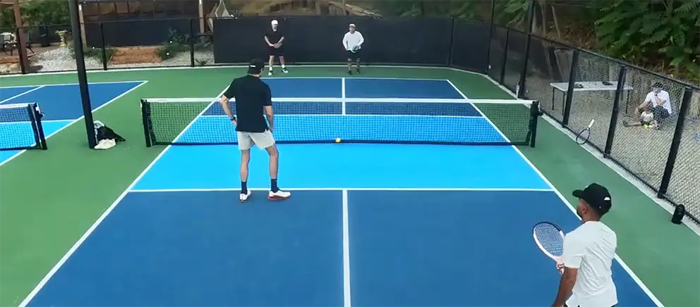 Nguoi choi TYPTI tren san kich thuoc chuan pickleball